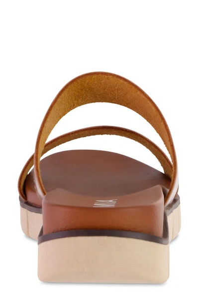 Mia Elori Slide Sandal In Cognac