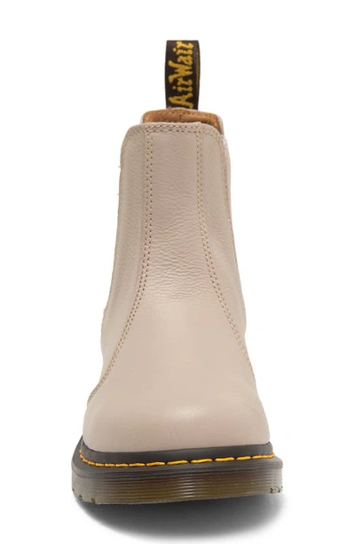 Dr. Martens' Damen 2976 Virginia Leder Chelsea Stiefel In Vintage Taupe Virginia