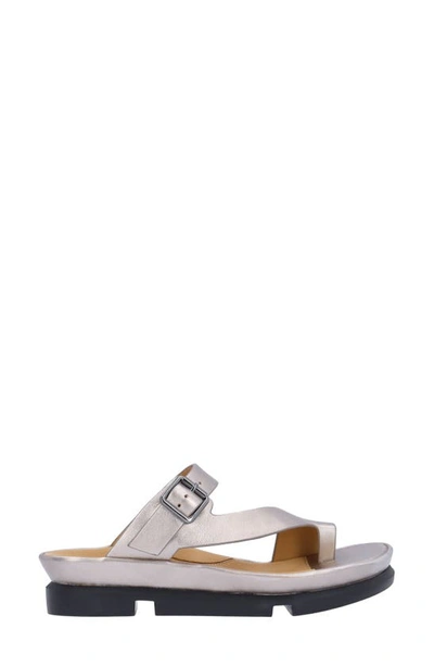 L'amour Des Pieds Alanza Toe Loop Sandal In Champagne