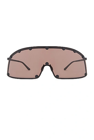 Shop Rick Owens Shielding Sunglasses In Blk Temple & Brown