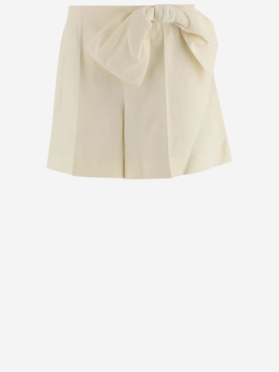 Shop Chloé Linen Short Pants With Bow In Ivory