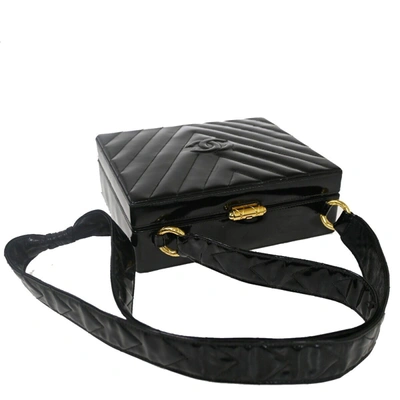 Pre-owned Chanel V-stich Black Patent Leather Shoulder Bag ()