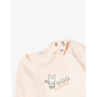 Shop Benetton Branded-print Long-sleeved Organic-cotton T-shirt 1-18 Months In Pale Pink