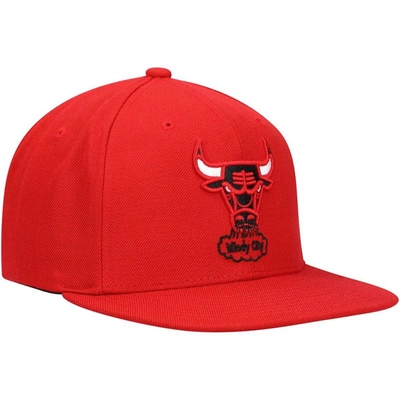 Shop Mitchell & Ness Red Chicago Bulls English Dropback Snapback Hat