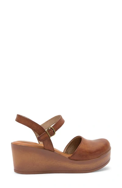 B O C Dalia Platform Clog Sandal In Dark Tan