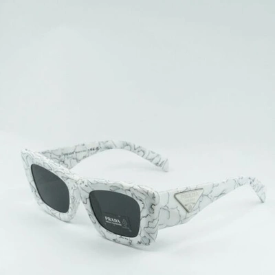 Pre-owned Prada Pr13zs 17d5s0 Matte White Marble/dark Grey 50-21-140 Sunglasses In Gray