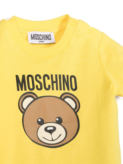 Shop Moschino T-shirt Con Logo In Yellow