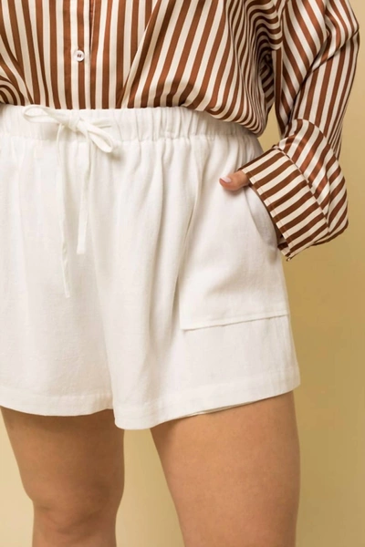 Gilli Pocket Detail Paper Bag Shorts In Off White In White