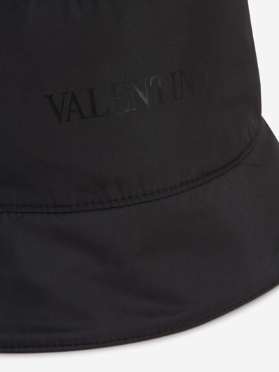 Shop Valentino Garavani Vlogo Bucket Hat In Negre