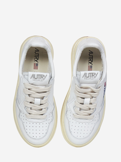 Shop Autry Medalist Low Sneakers In Bianco