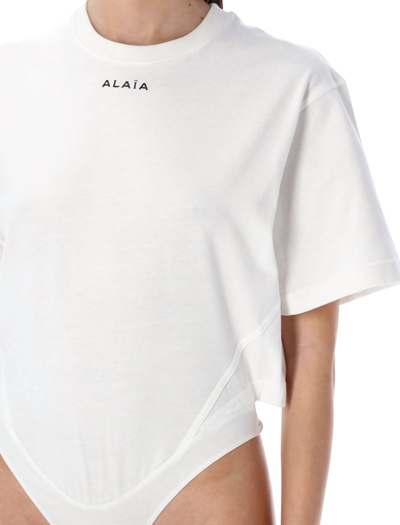 Shop Alaïa Fluid Body Logo In White/black