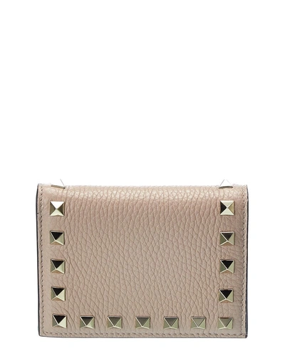 Shop Valentino Rockstud Grainy Leather Card Holder In Beige
