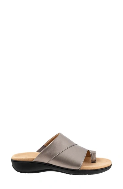 Trotters Regina Slide Sandal In Pewter