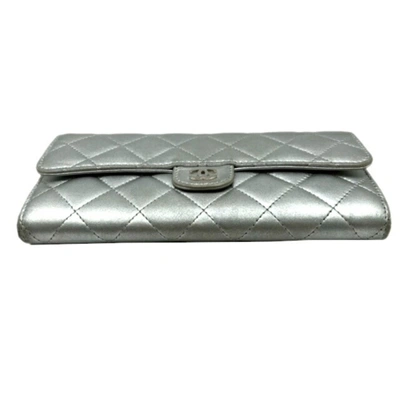 Pre-owned Chanel Matelassé Silver Leather Wallet  ()