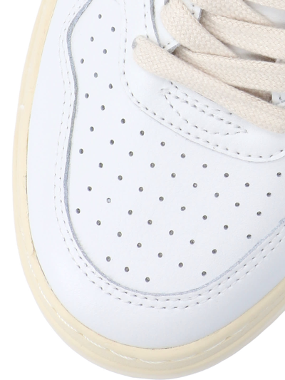 Shop Autry Low Sneakers Medalist In Bianco/rosso