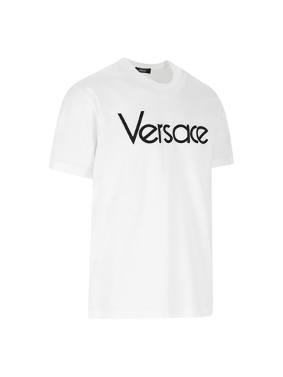 Shop Versace Logo T-shirt In Bianco