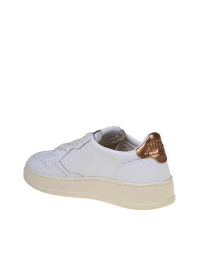 Shop Autry Sneakers In White And Bronze Leather In Bianco