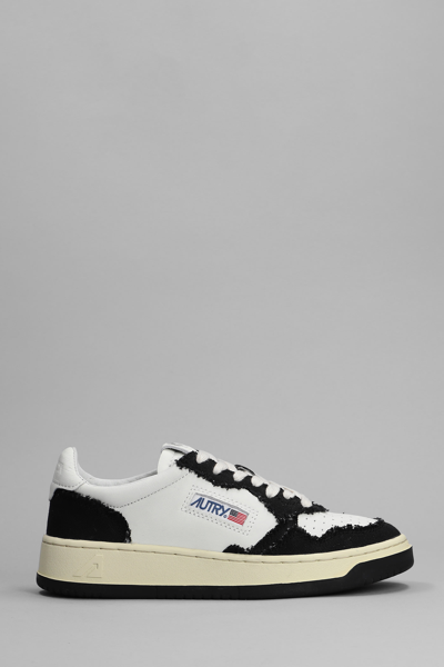 Shop Autry 01 Sneakers In Black Leather