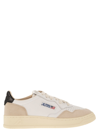 Shop Autry Medalist Low - Leather Trainers In Wht Blk