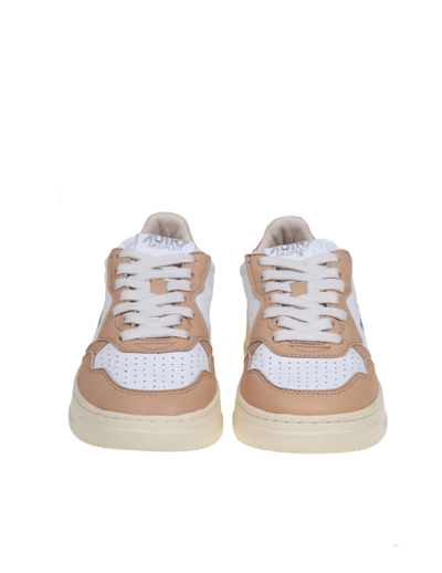 Shop Autry Sneakers In White And Caramel Leather In Naturale