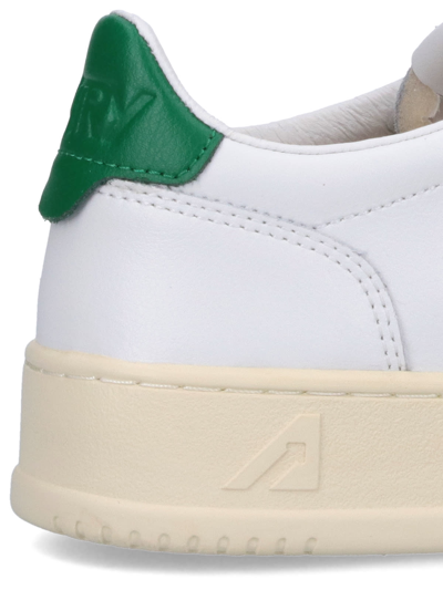 Shop Autry Medalist Low Sneakers In Bianco/verde