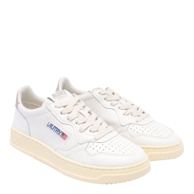 Shop Autry Medalist Low Sneakers In Bianco/oro