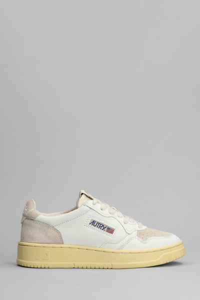 Shop Autry 01 Sneakers In White Suede And Leather In Beige