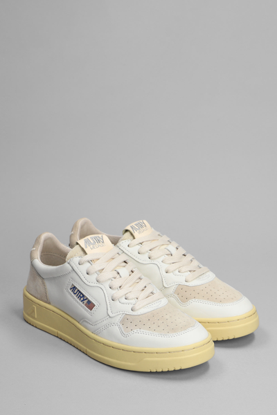 Shop Autry 01 Sneakers In White Suede And Leather In Beige