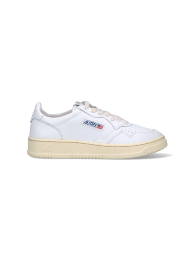 Shop Autry Medalist Low Sneakers In Bianco/ Bianco