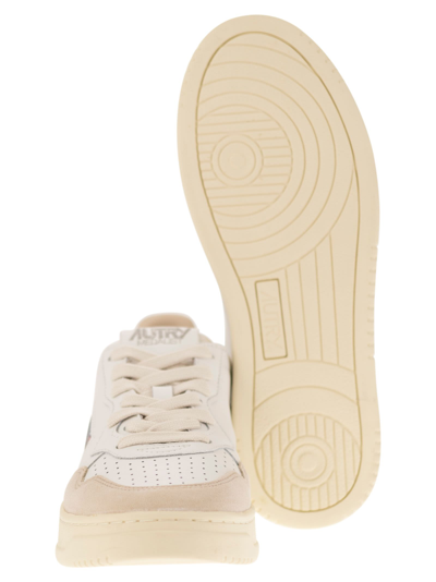 Shop Autry Medalist Low - Leather Trainers In Bianco/verdino