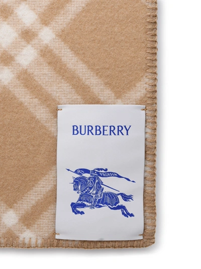 Shop Burberry Woman  Beige Wool Scarf In Cream