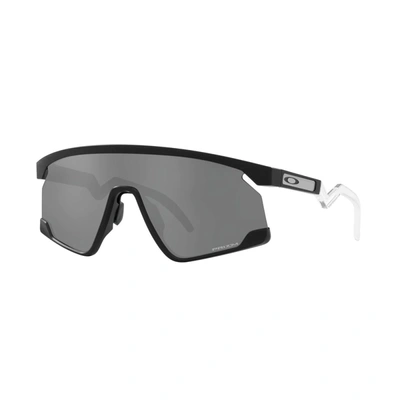 Shop Oakley Oo9280 - Bxtr Sunglasses