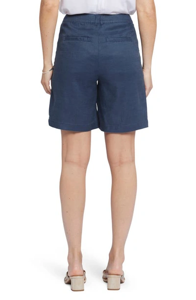 Shop Nydj Relaxed Linen Blend Shorts In Oxford Navy