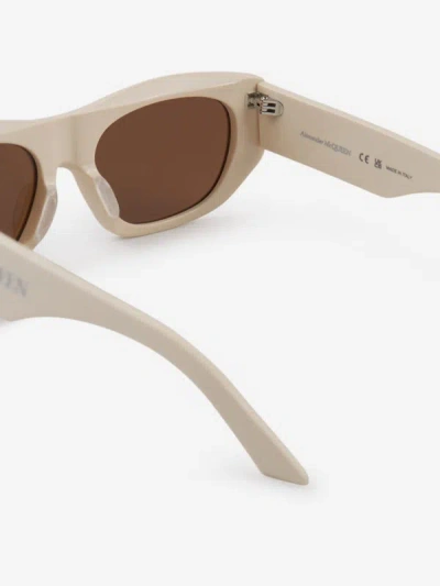Shop Alexander Mcqueen Rectangular Sunglasses In Crema