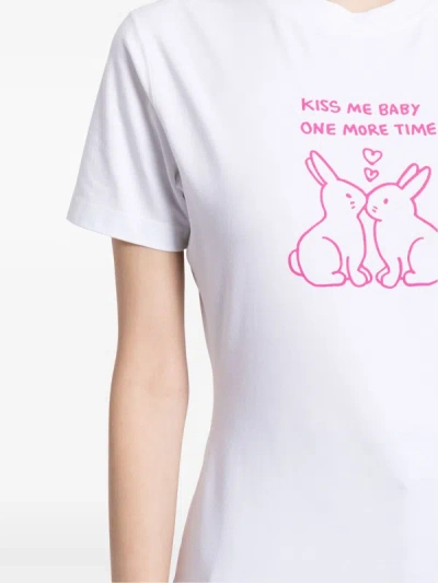Shop Vetements Women Kissing Bunnies Fitted T-shirt In White