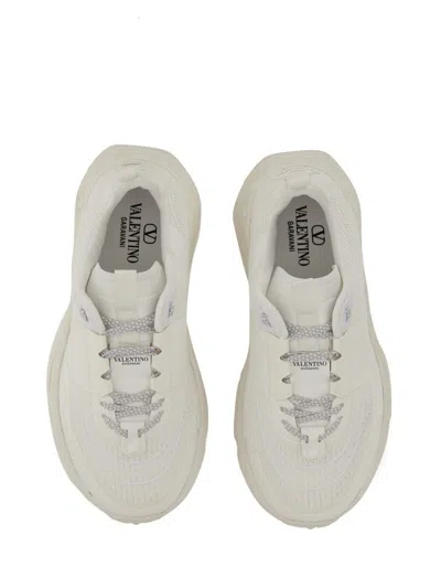 Shop Valentino Garavani Sneaker Low Top True Act In White