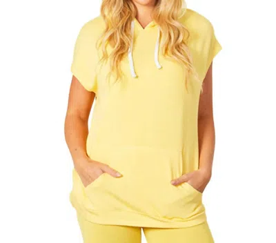 French Kyss Short Sleeve Hoodie With Pocket In Sun In Yellow