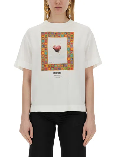 Shop Moschino T-shirt "heart" In White