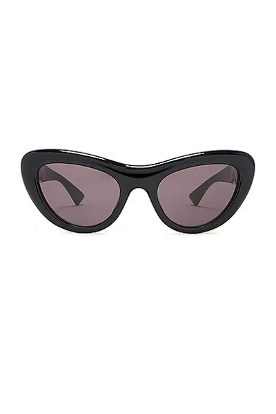Shop Bottega Veneta Curvy Cat Eye Sunglasses In Black