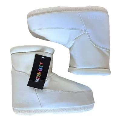 Pre-owned Moon Boot Snow Boots In White