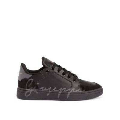 Shop Giuseppe Zanotti Low Top Sneakers In 黑色的