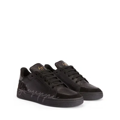 Shop Giuseppe Zanotti Low Top Sneakers In 黑色的