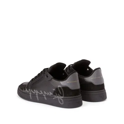 Shop Giuseppe Zanotti Low Top Sneakers In 黑色的