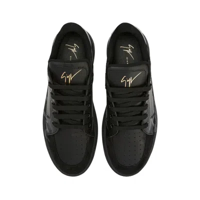 Shop Giuseppe Zanotti Low Top Sneakers In 黑色的