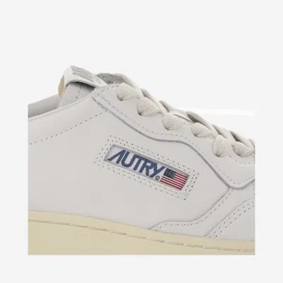 Shop Autry Medalist Low Sneakers In Bianco