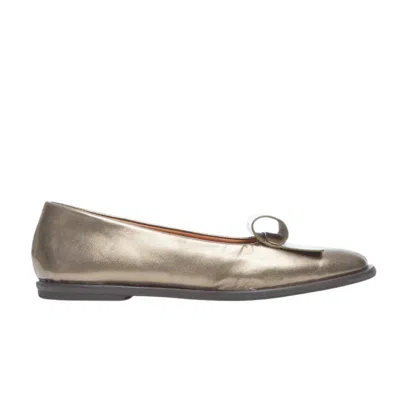 Shop Coclico Yale Flat In Gold
