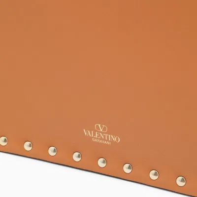 Shop Valentino Garavani Beige Rockstud Clutch In Raffia And Leather Women In Cream