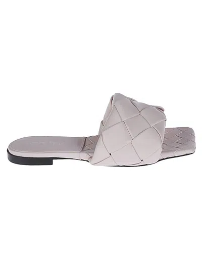 Bottega Veneta Lido Leather Flat Sandals In Powder
