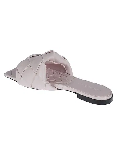 Bottega Veneta Lido Leather Flat Sandals In Powder