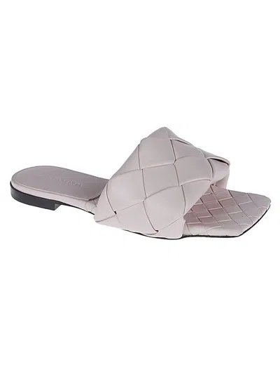 Bottega Veneta Lido Leather Flat Sandals In Powder